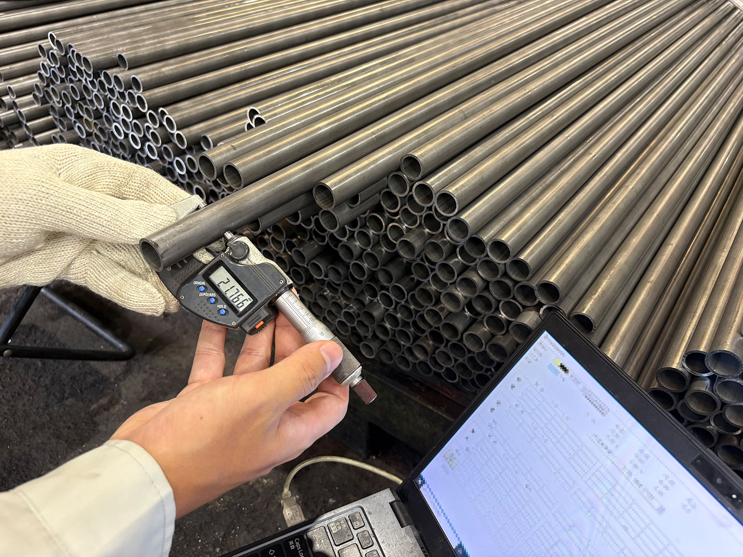 製品寸法を測定する検査工程